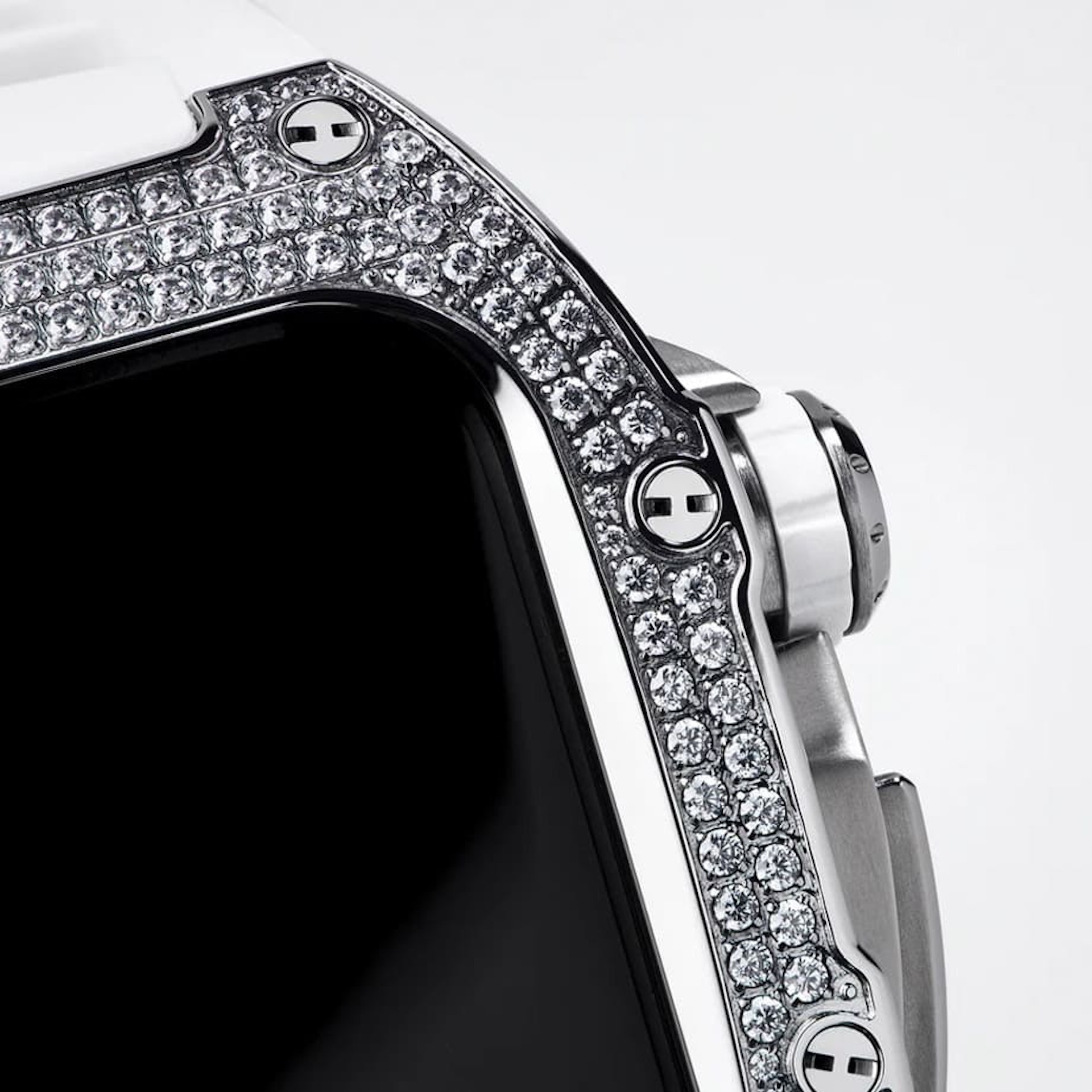 品牌选用VVS1-2、E级宝石，表壳镶上的钻石约重4克拉。 （Source：Golden Concept）