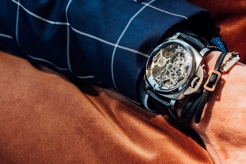 访问当天，Pontroué戴的是Lo Scienziato Luminor 1950 Tourbillon GMT Titanio 47mm PAM578。 腕表有镂空表盘、陀飞轮及
