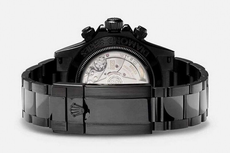 與原裝設計不同的事是，其錶背用上透視玻璃的設計，讓大家都可以看到