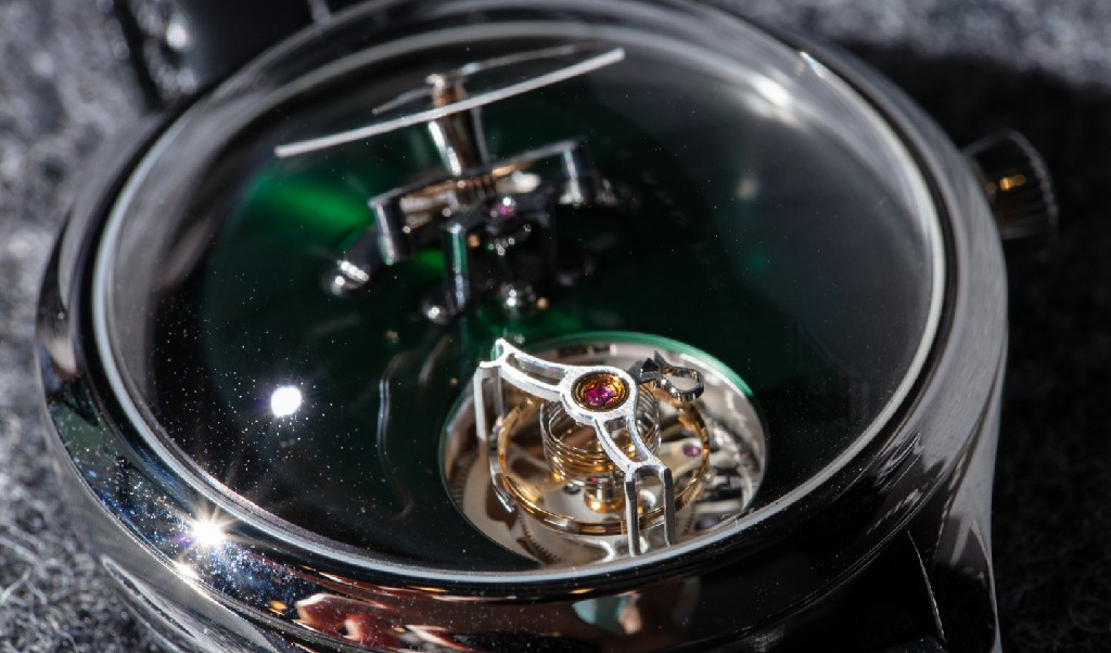 动手实践：H. Moser & Cie X MB&F Endeavor 圆柱形陀飞轮绿色表盘腕表