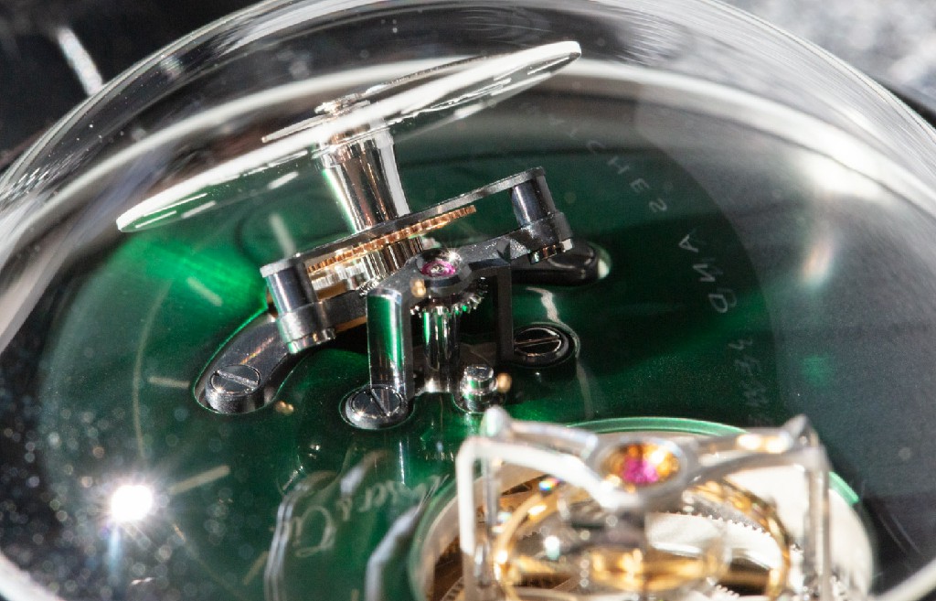 动手实践：H. Moser & Cie X MB&F Endeavor 圆柱形陀飞轮绿色表盘腕表