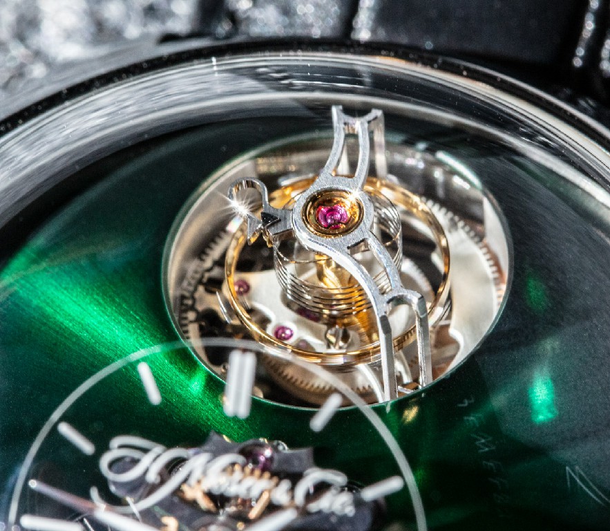动手实践：H. Moser & Cie X MB&F Endeavor 圆柱形陀飞轮绿色表盘腕表