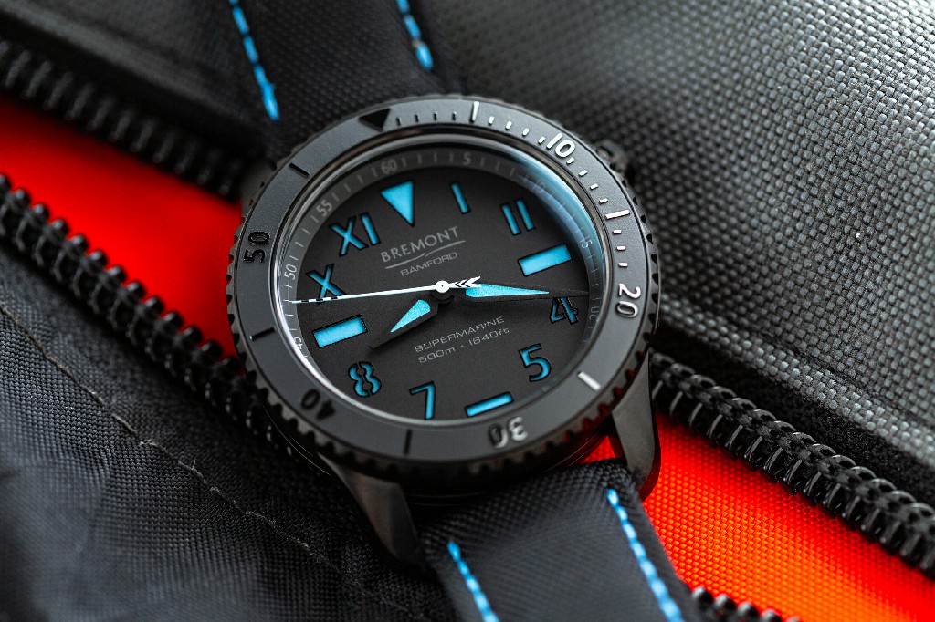 带纹理的表面上的 bremont s500 bamford