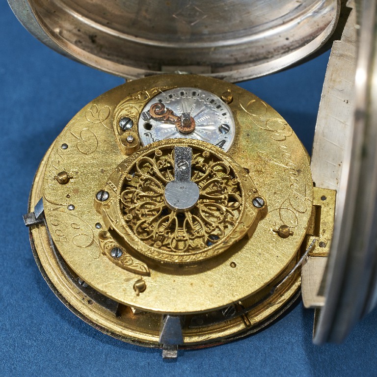 一块 1795 年左右制造的瑞士怀表，上面写着“Breguet a Paris”。