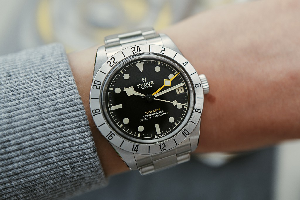Tudor Black Bay Pro 佩戴在手腕上