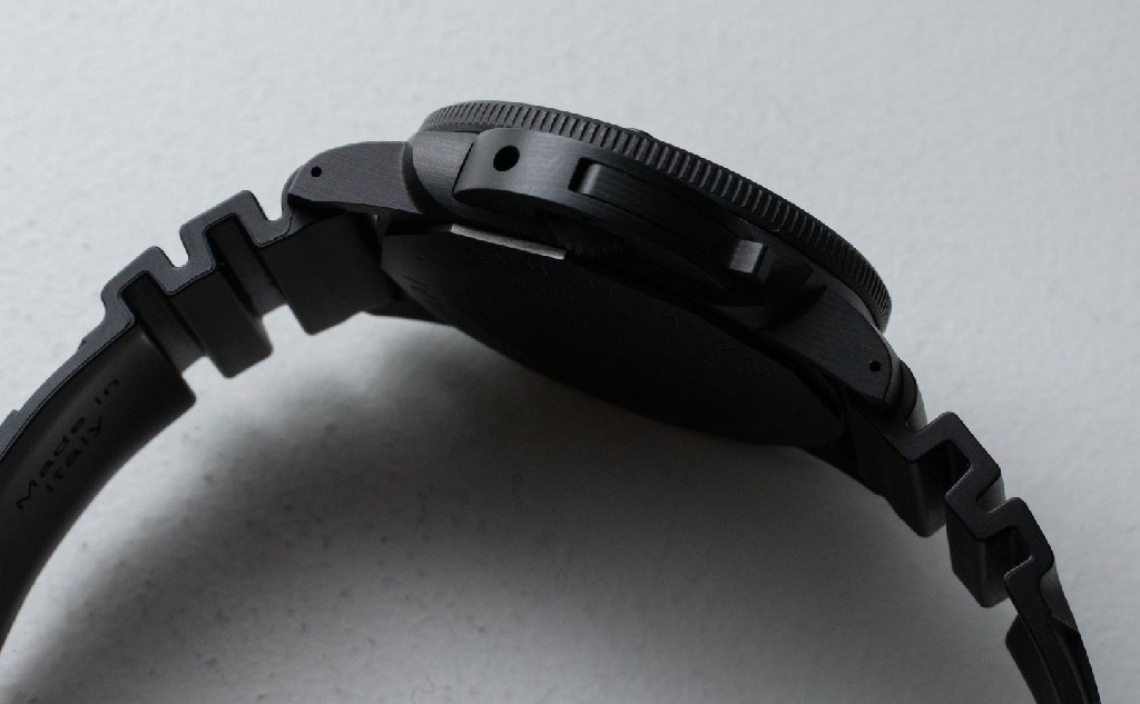 动手操作：沛纳海 Submersible 47 毫米 Carbotech PAM01616 手表