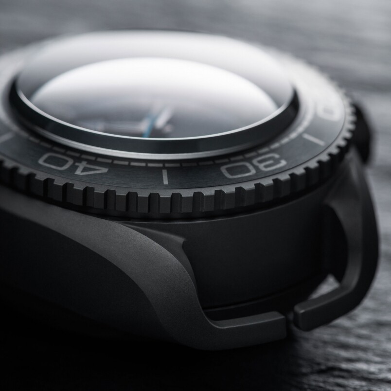 Ultra Deep的表耳特别采用全新的设计，与钛金属表壳整合为一，令腕表及表表