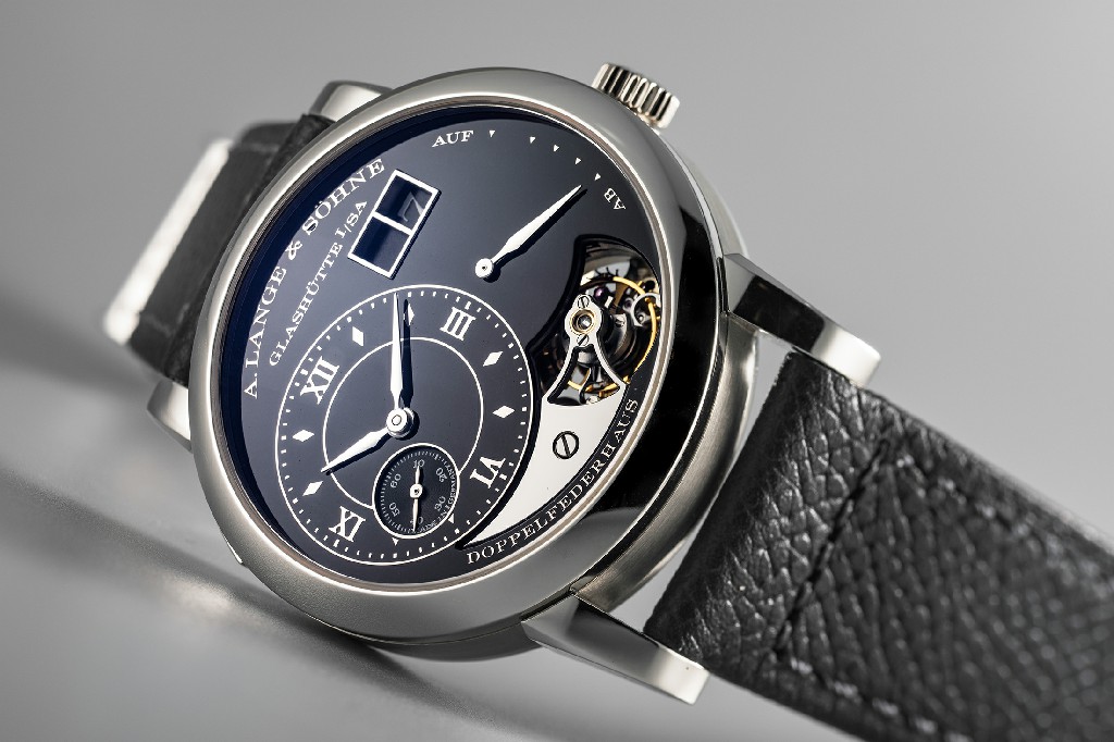 A. Lange & Söhne Reference 704.048 朗格，极为罕见，大日期显示的铂金陀飞轮腕表，限量20枚，序列号16，以纪念“朗格1”发布二十周年。 带保修和手表盒