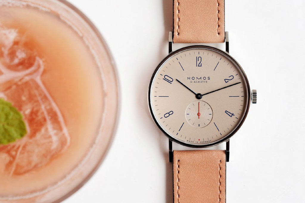 Nomos Tangente 腕表搭配鸡尾酒