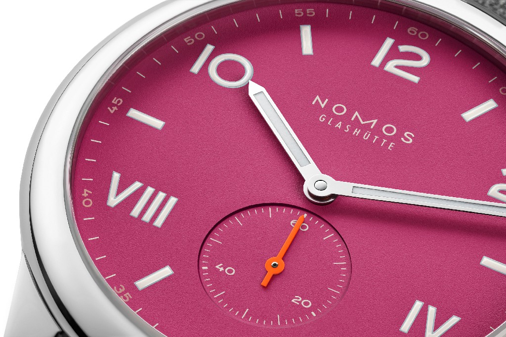 全新 NOMOS Club Campus Deep Pink 表盘特写。