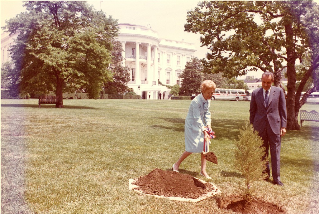 理查德和帕特尼克松在白宫草坪上种树，1970 年地球日