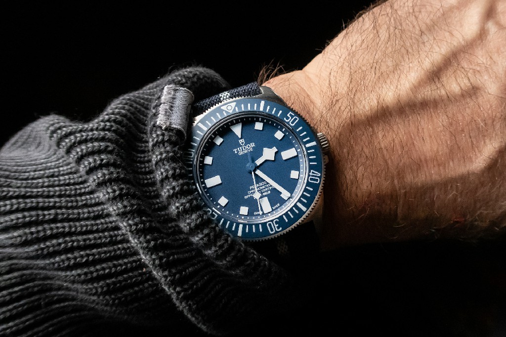 一位佩戴帝舵 Pelagos FXD 腕表的男士。