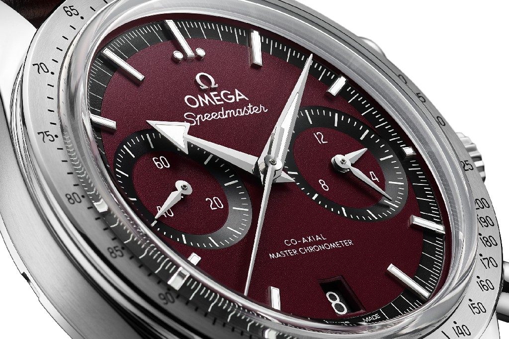 Speedmaster 57 Burgundy 表盘上的微距