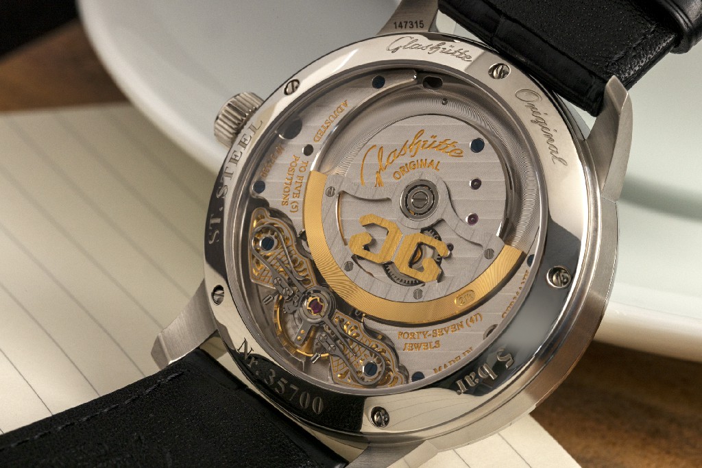 Glashütte Original PanoMaticLunar ref 的底盖图像。 1-90-02-42-32-05