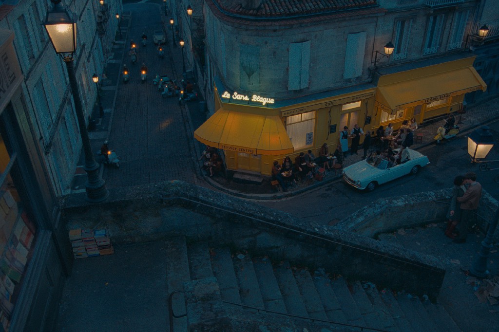 一家法国咖啡馆的彩色照片，由 Wilson 的 Sazerac 讲述的《法国快报》开场镜头