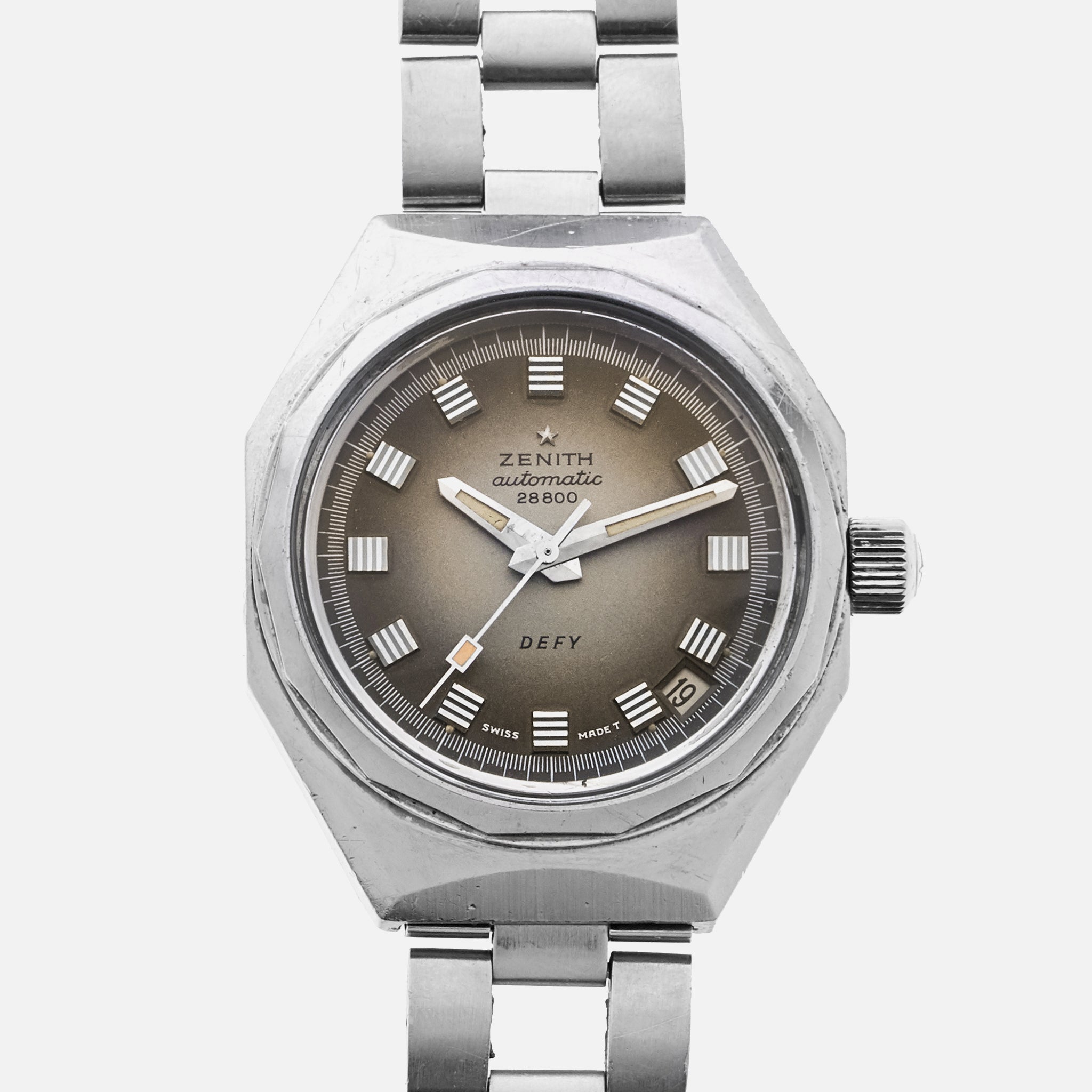 一名士兵拍摄的老式 Zenith Defy 腕表。