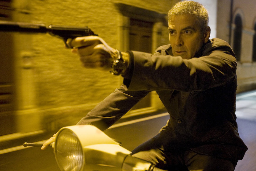 George Clooney 在 Vespa 上开枪，而在“美国人”中戴着 Speedmaster