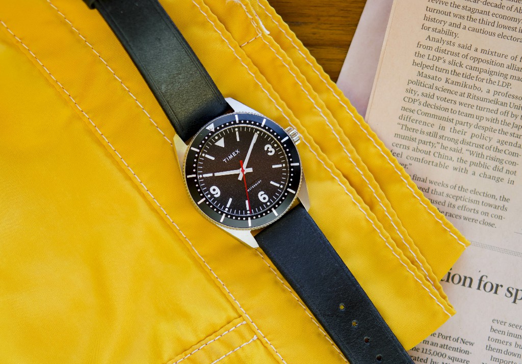 Timex Waterbury HODINKEE 限量版采用黄色织物背景。