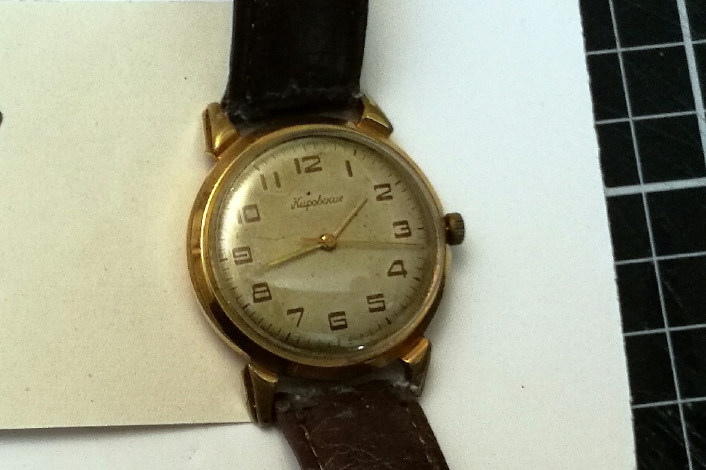Friz 套装中的众多俄罗斯手表之一——一块 Kirovskie 1950 年代的苏联手表，由《法国电报》中的角色 Vittel 佩戴。