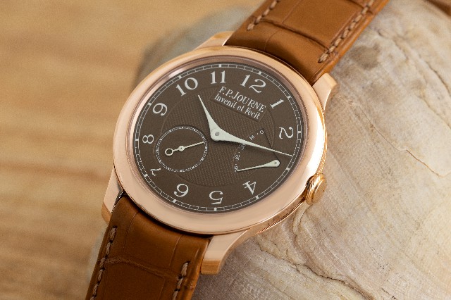 FP Journe Chronomètre Souverain Havana 的四分之三生活方式图片支撑在一块岩石上。