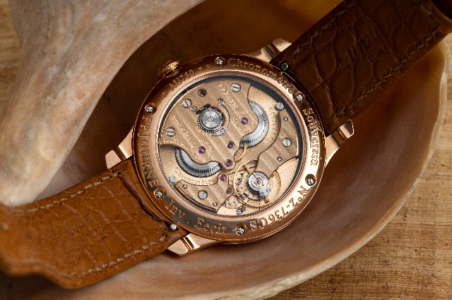 FP Journe Chronomètre Souverain Havana 表底盖照片，突出了内部的 1304 机芯。