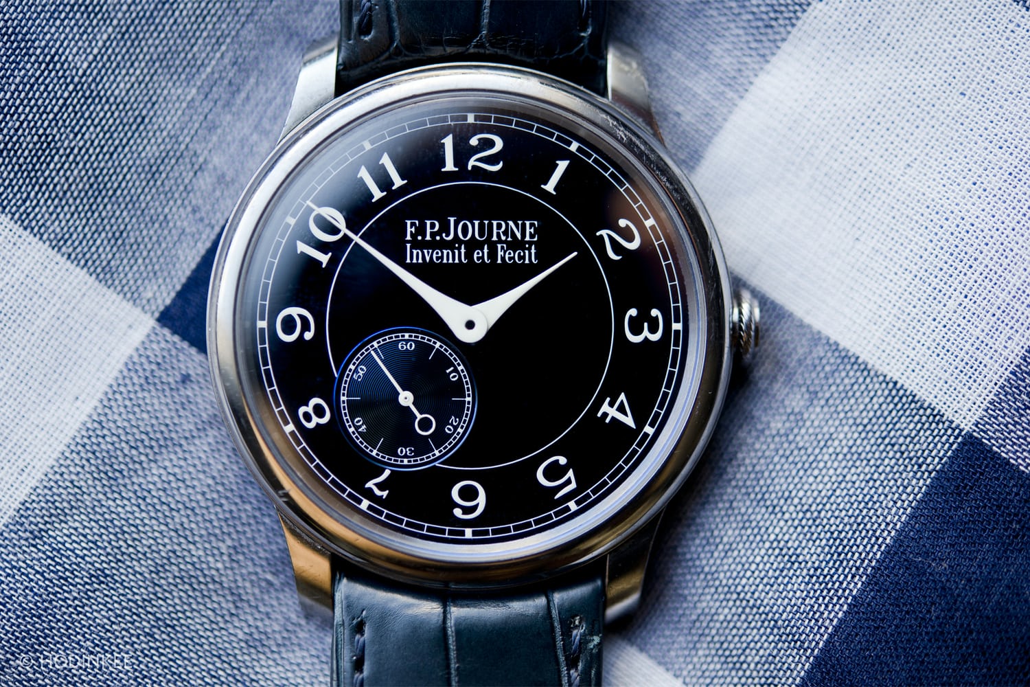 野餐布上的 FP Journe Chronomètre Bleu