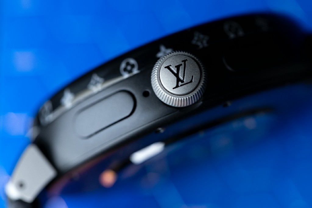 Louis Vuitton Tambour Horizo​​n Light Up，字母组合表冠和按钮