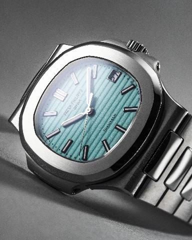 Tiffany-Blue Patek Philippe Nautilus 5711 的倾斜侧面图