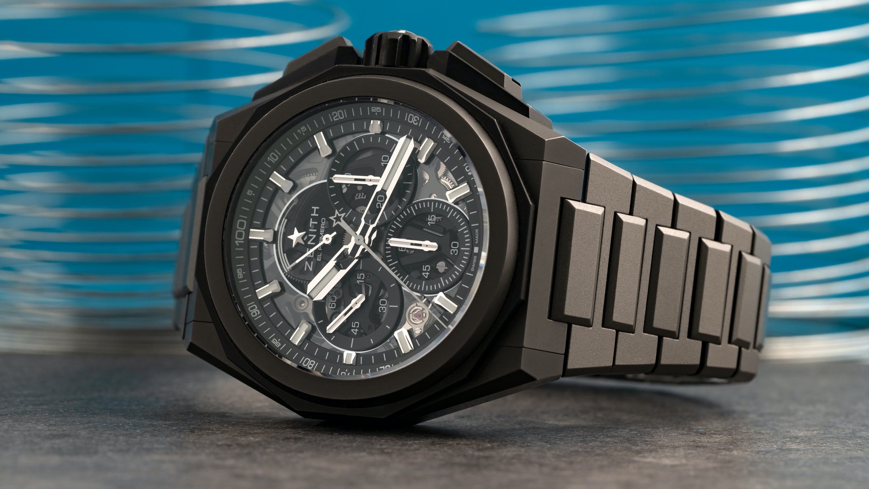 侧放的 Zenith Defy Extreme 手表。